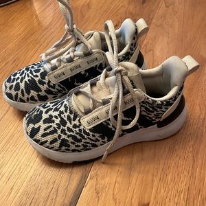 Adidas girls racer TR21 shoes size 12 leopard print
